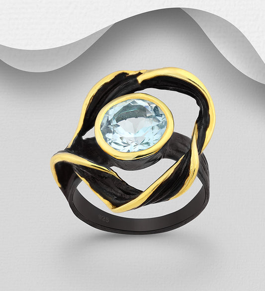 ADIORE – Ring aus 925er Sterlingsilber, verziert mit himmelblauem Topas, plattiert mit 3 Mikron 22 Karat Gelbgold und schwarzem Rhodium