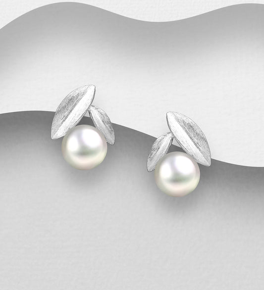 925 Sterling Silver Matte Leaf Push-Back Earrings Decorated with Freshwater Pearls