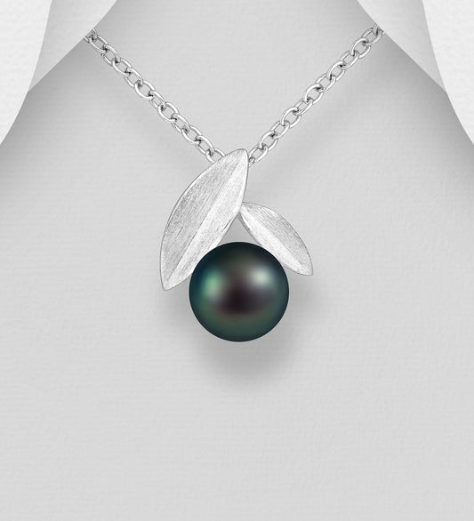 925 Sterling Silver Matte Leaf Pendant Decorated with Freshwater Pearl