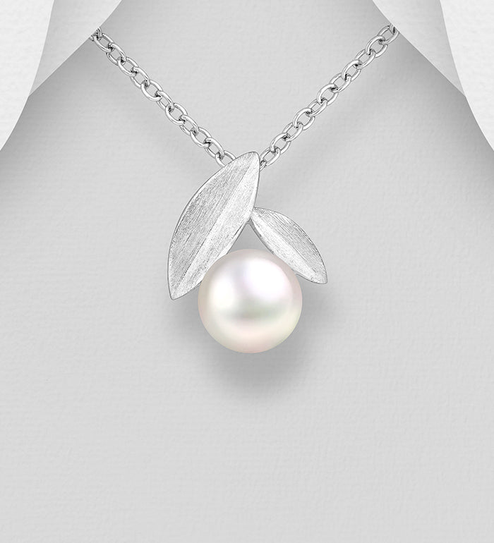 925 Sterling Silver Matte Leaf Pendant Decorated with Freshwater Pearl