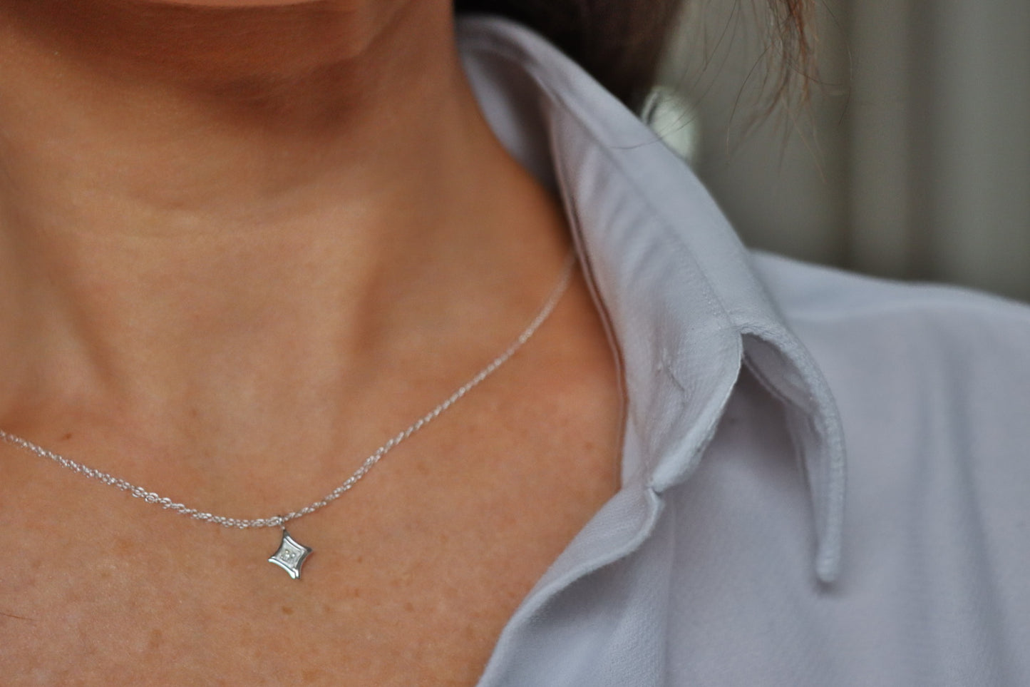 Silberne rautenförmige Halskette mit natürlichem Diamant